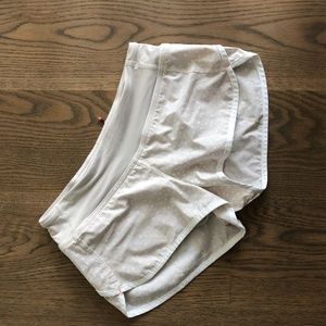 Lululemon Speed Short beige dune w/polka dots sz 4